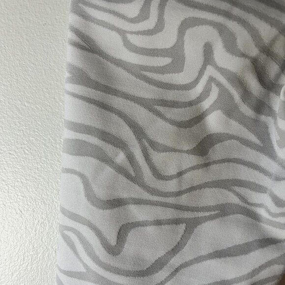 Alo Grey and White Leggings - Picture 5 of 11